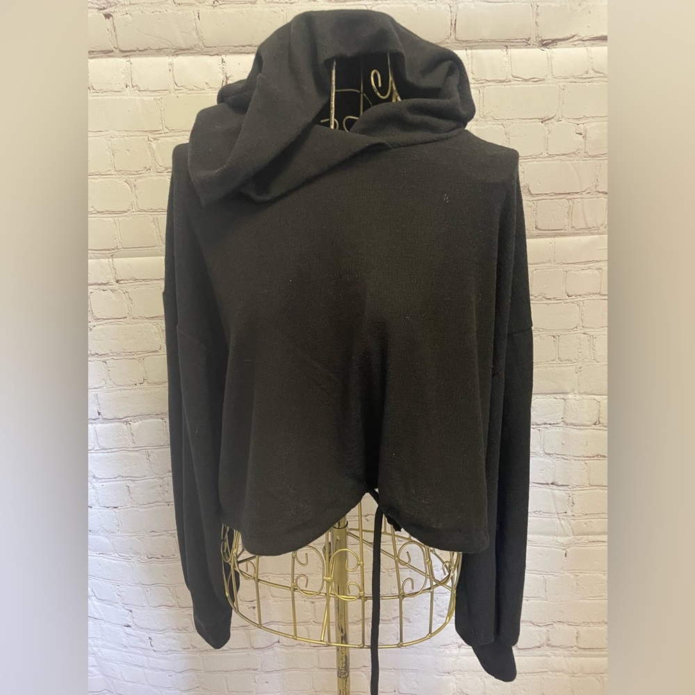 Black crop top hoodie w/drawstring